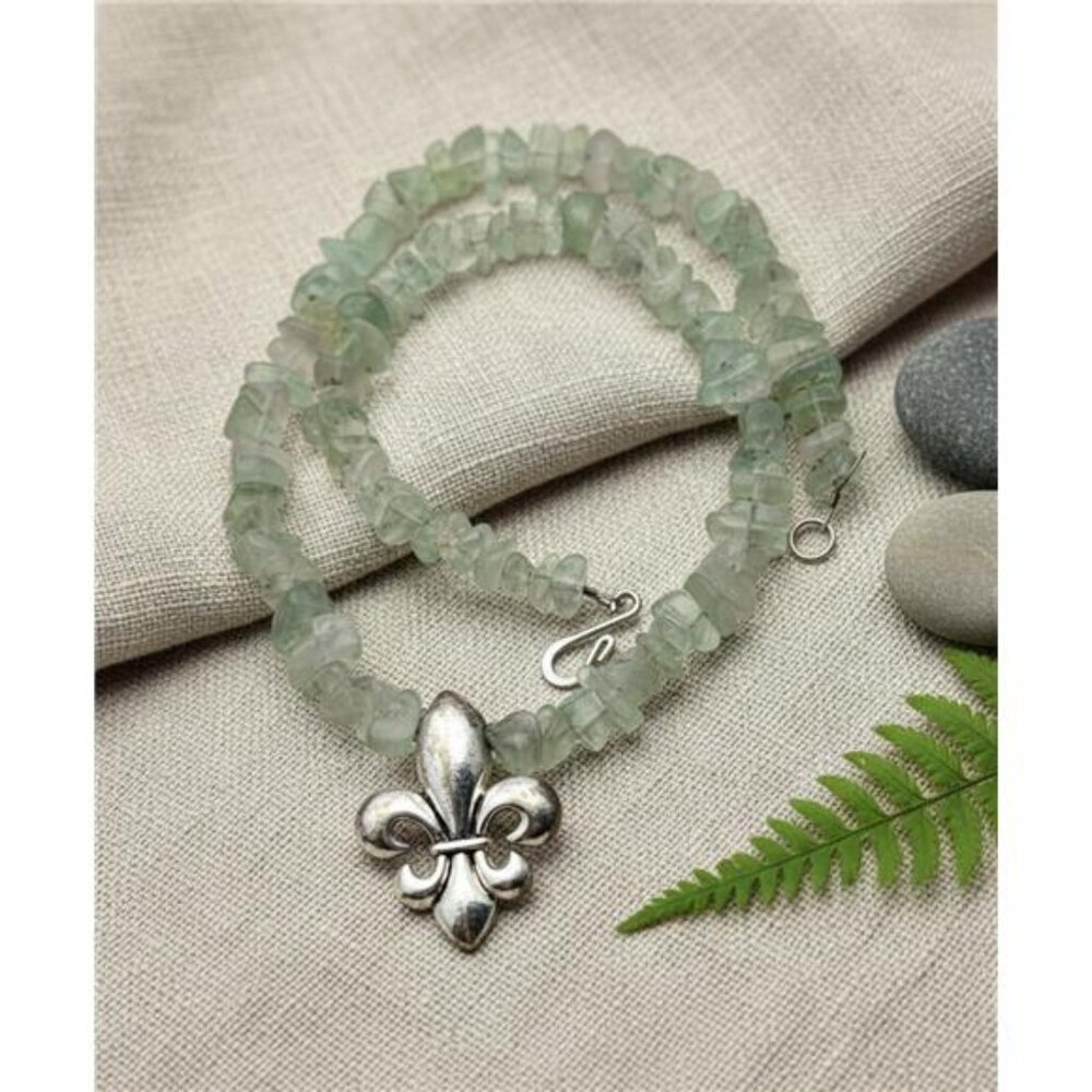 Artisan Green Quartz Chip Necklace Silver Tone Fleur De Lis 17 In